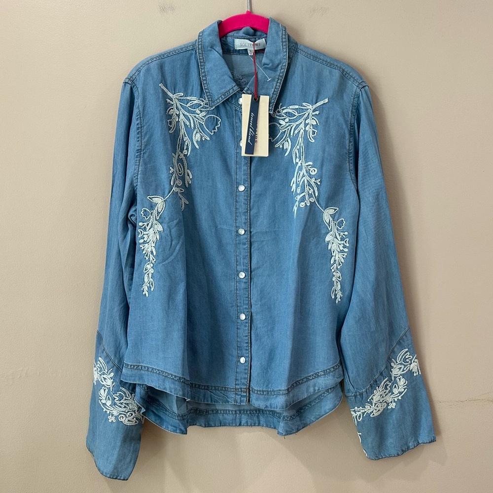 NWT’s Solitaire Blue Denim Button-Down Shirt with White Embroidery. L.